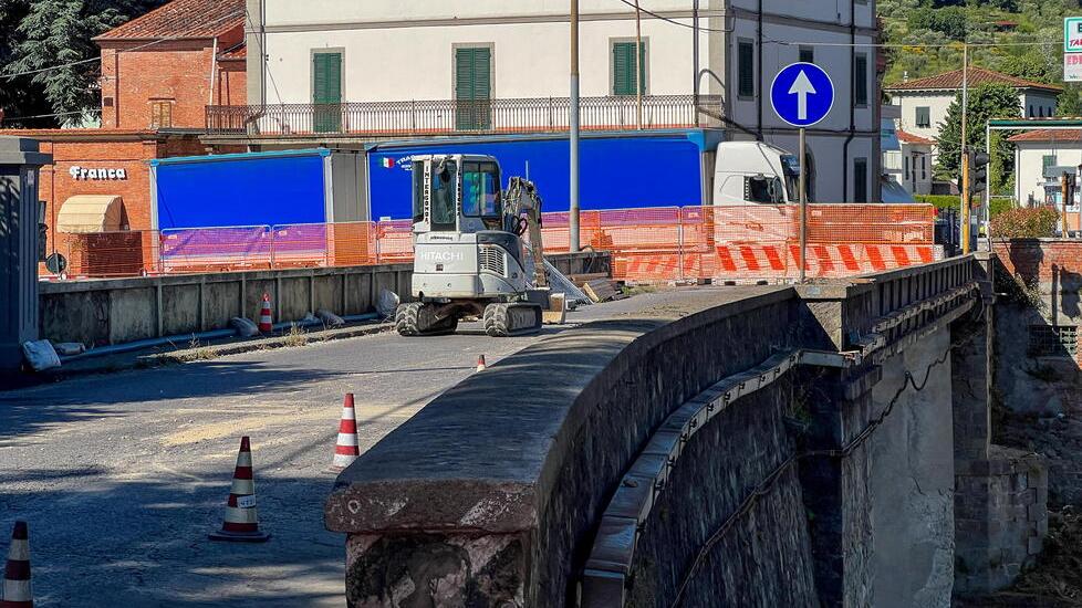 Il ponte chiuso al traffico (foto Nucci)