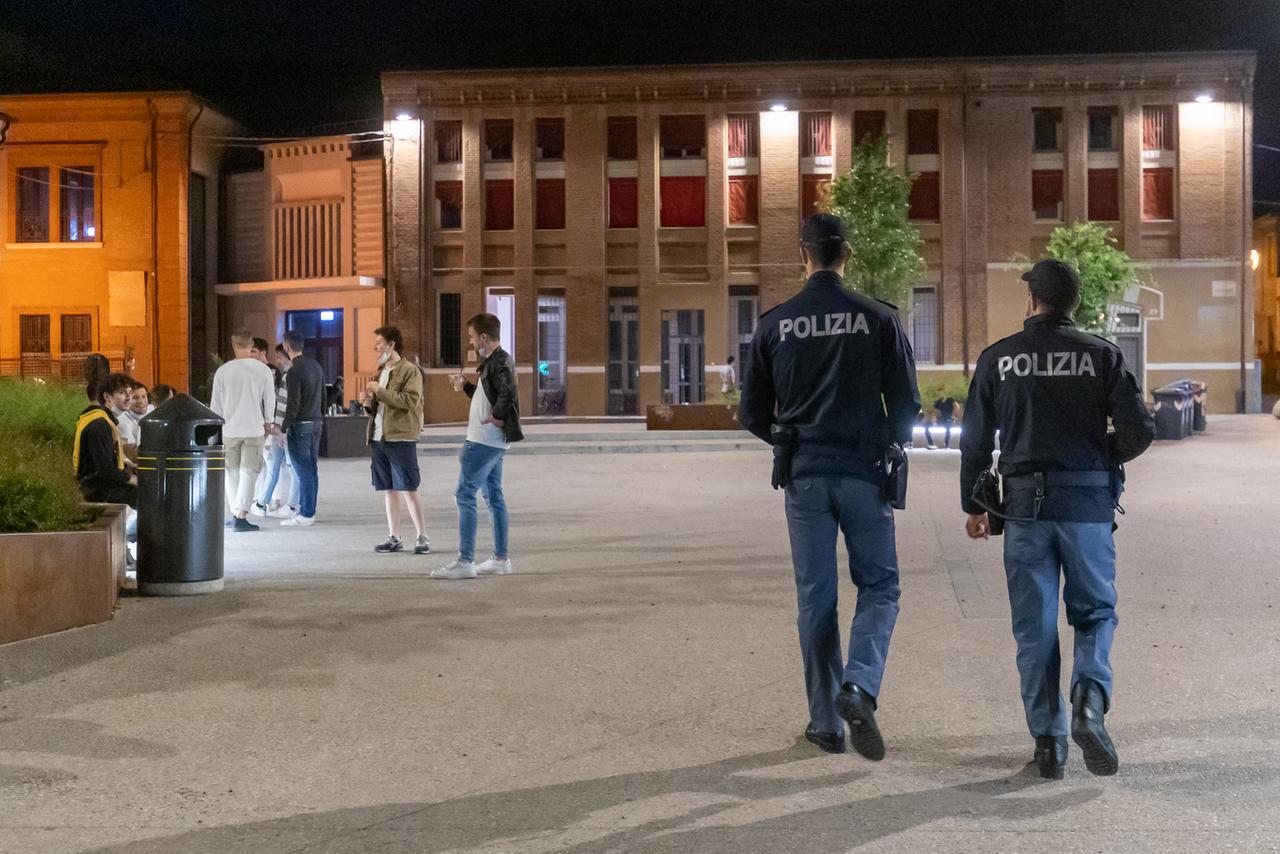 Attenzioni su una ragazza, rissa in piazza Verdi a Ferrara