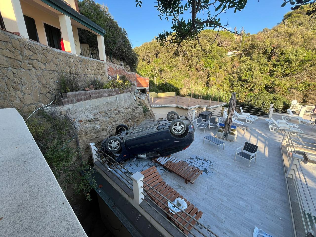 
	L'auto sul tetto

