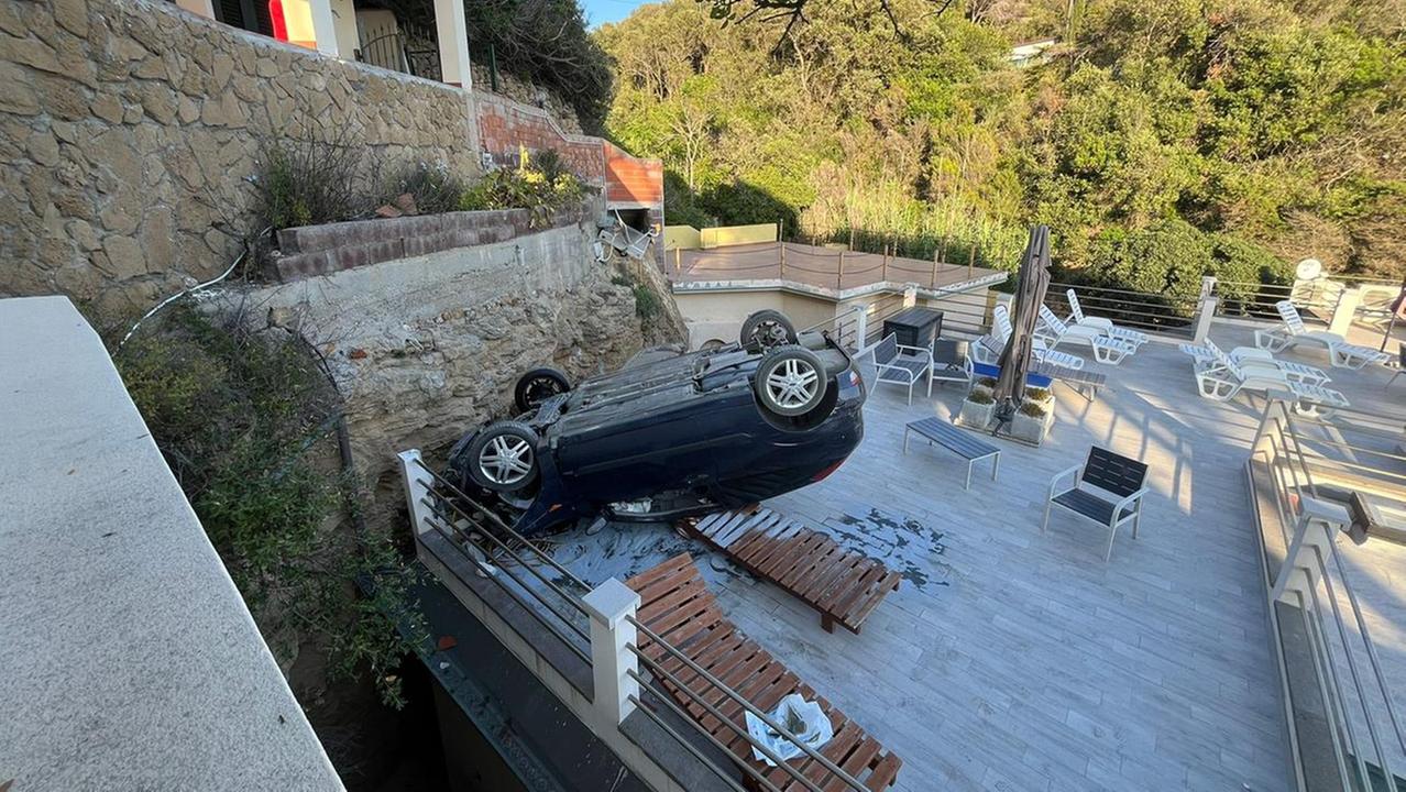 L'auto sul tetto