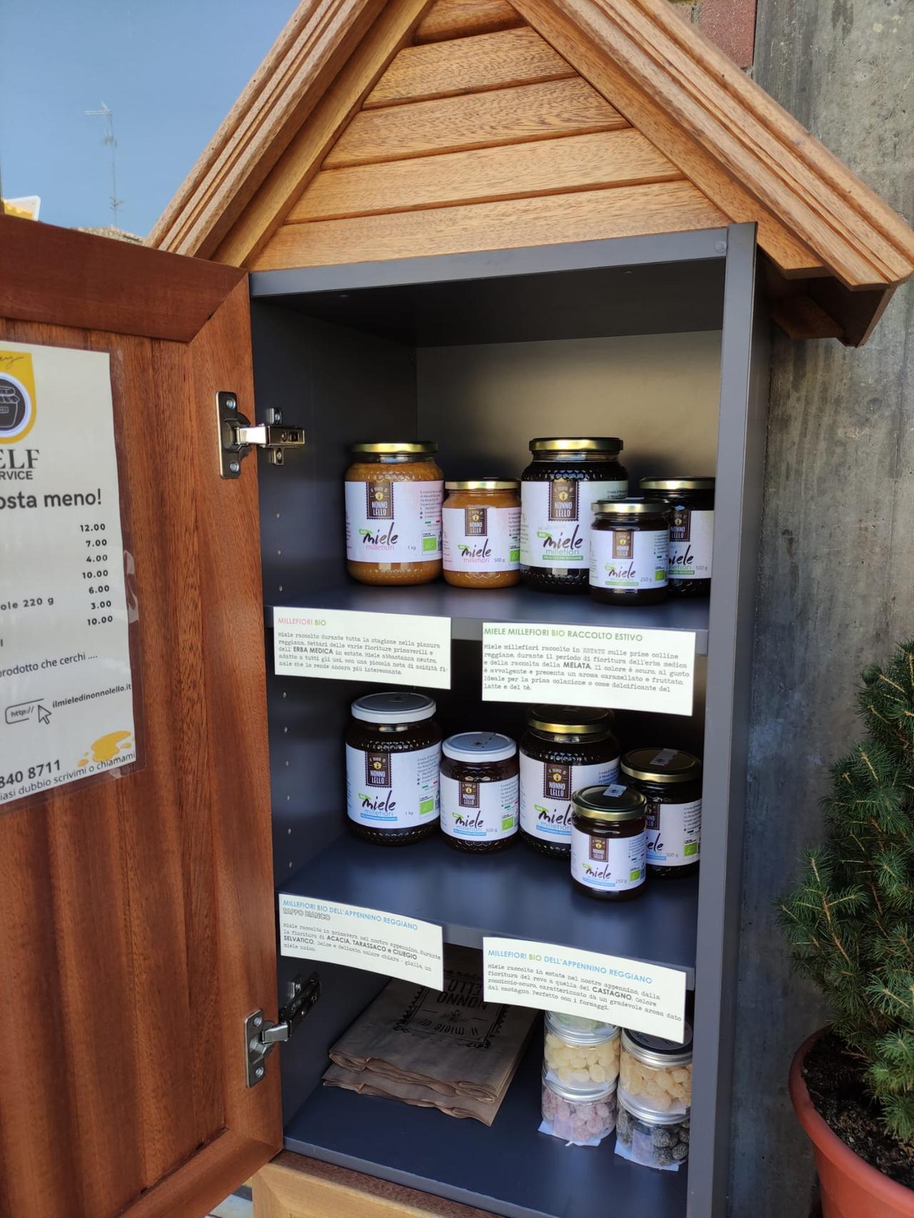 I ladri tradiscono la fiducia e rubano il miele dal self service