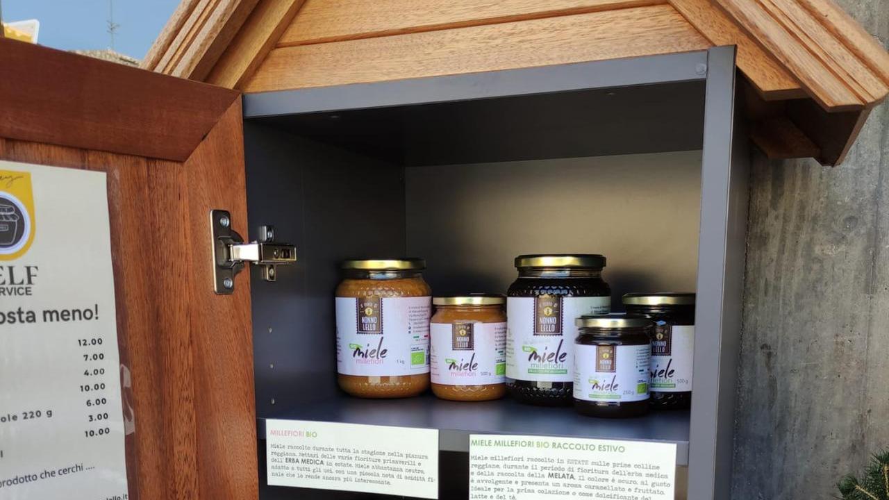 I ladri tradiscono la fiducia e rubano il miele dal self service