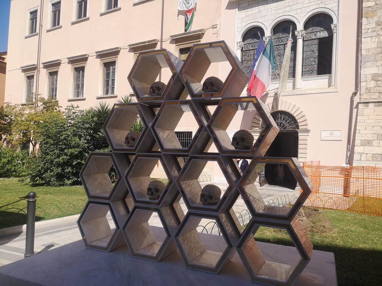 Carrara, manomessa un’installazione. Compaiono teschi: è mistero
