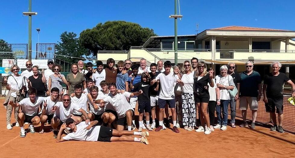 
	La festa per la salvezza della squadra maschile


