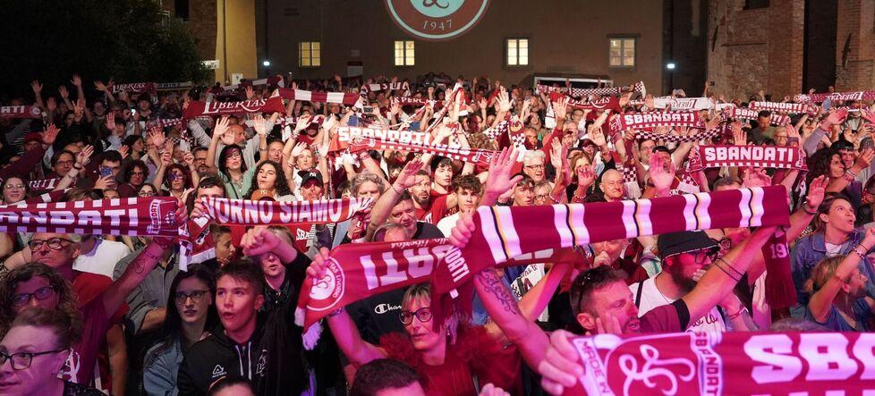 Livorno, la festa infinita della Libertas: «Torneremo a Milano con voi»