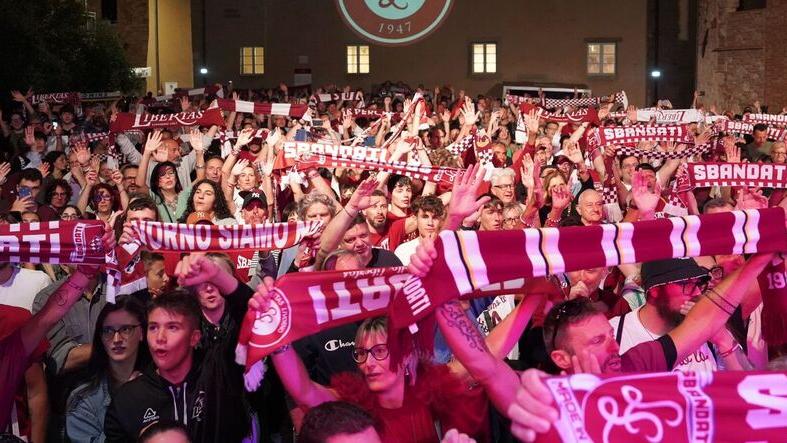 Livorno, la festa infinita della Libertas: «Torneremo a Milano con voi»