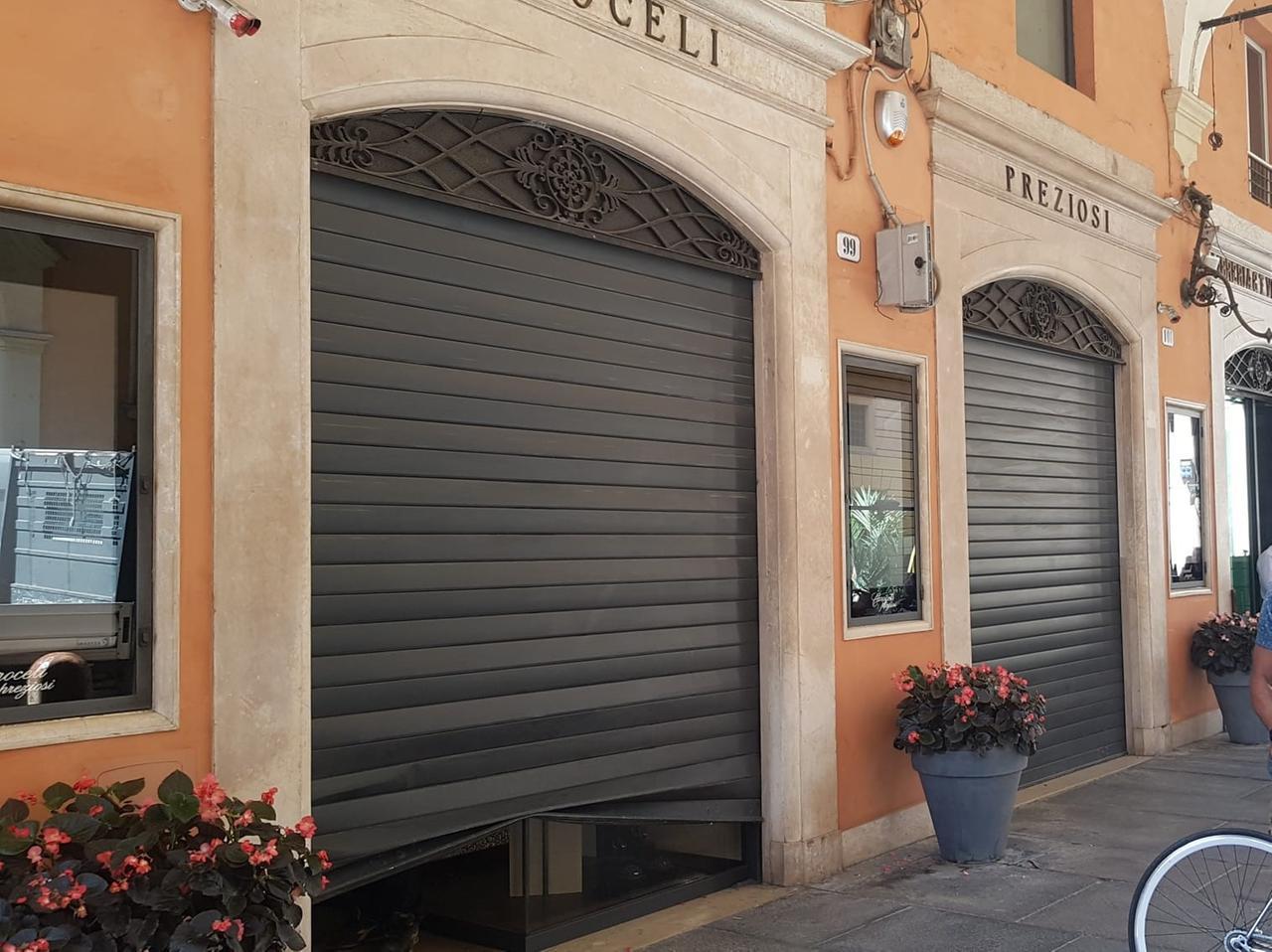 Furto con scasso da Caroceli a Modena, banda in fuga con il bottino di gioielli