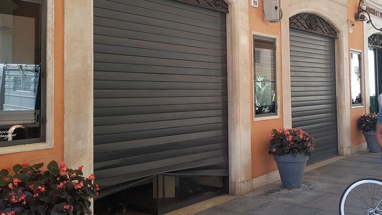 Furto con scasso da Caroceli a Modena, banda in fuga con il bottino di gioielli
