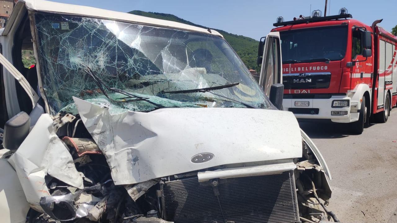 Il furgone coinvolto (foto vigili del fuoco)
