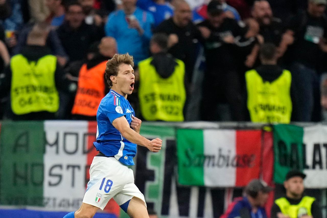 
	Nicol&ograve; Barella esulta dopo il gol

