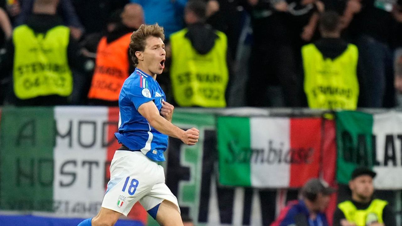 Nicolò Barella esulta dopo il gol
