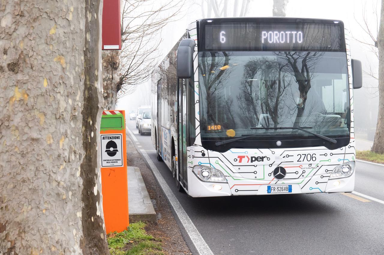 Strappa la catenina a un’anziana, fermato dai carabinieri a Porotto