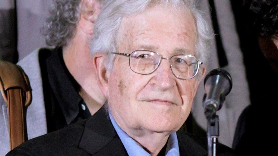 La moglie smentisce la morte di Noam Chomsky