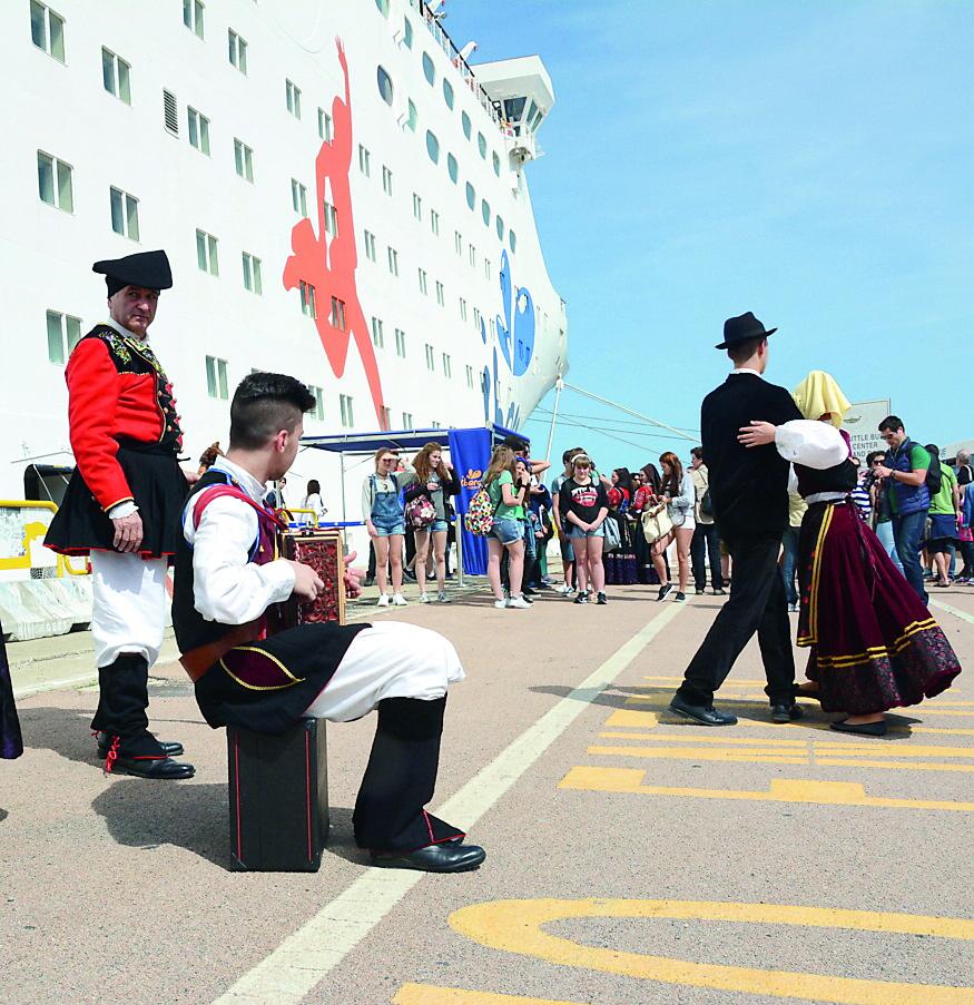La “fantasia” negli spot: la Murino e i mamuthones tanto sport e balli sardi