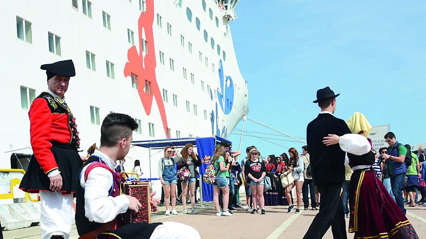 La “fantasia” negli spot: la Murino e i mamuthones tanto sport e balli sardi