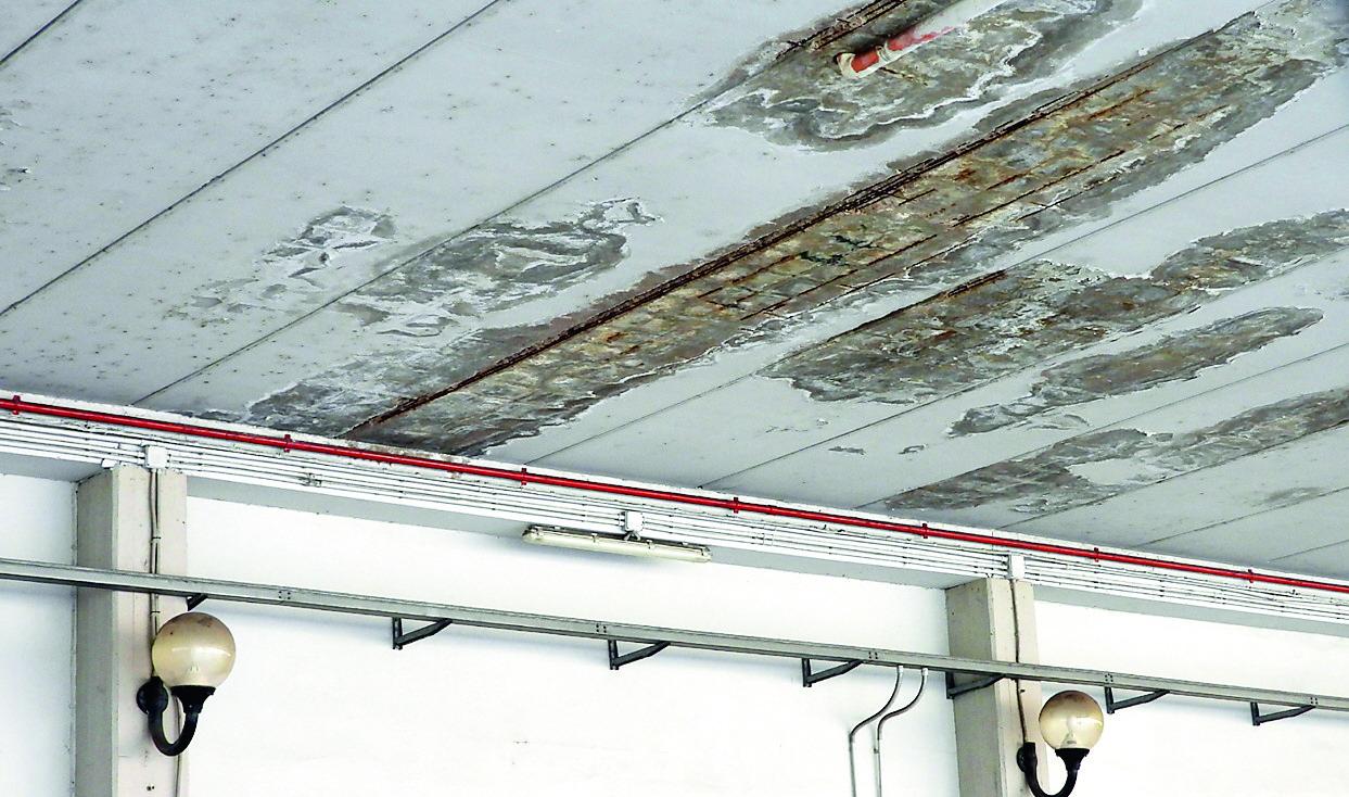 Oristano, cadono calcinacci dal tetto. allarme alla stazione dell’Arst