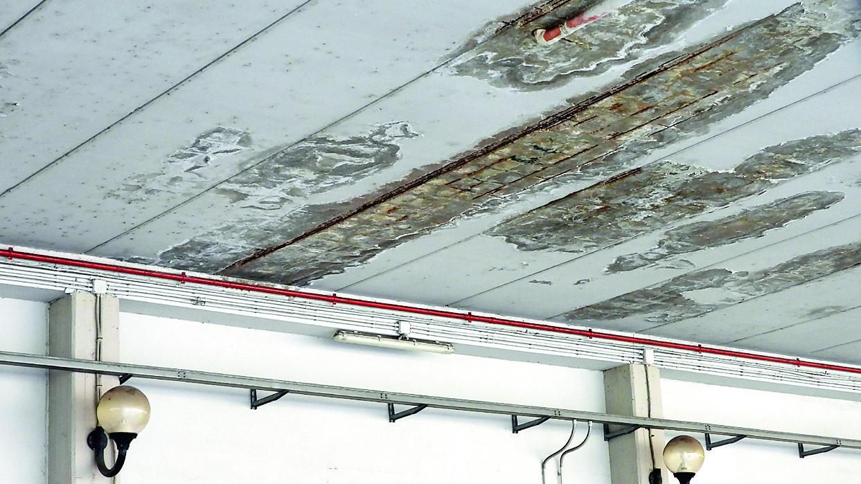 Oristano, cadono calcinacci dal tetto. allarme alla stazione dell’Arst