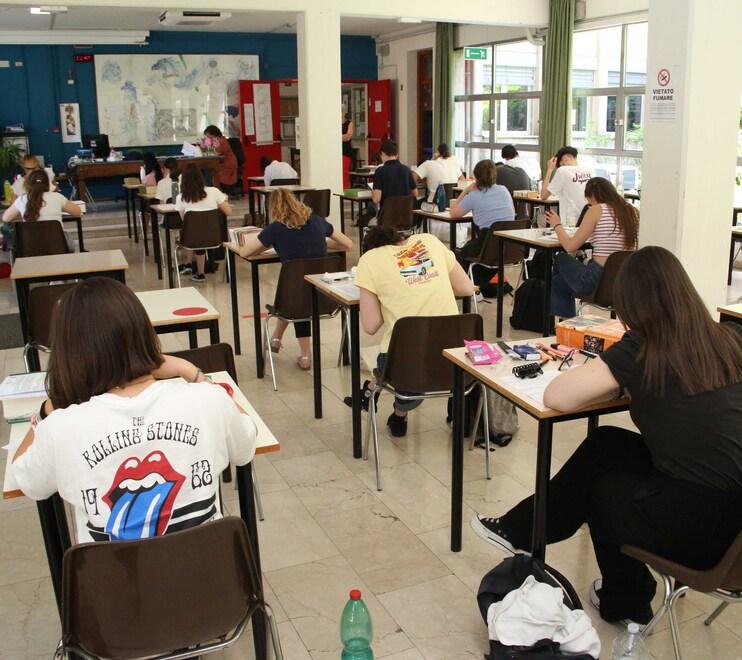 Maturità per 4mila studenti reggiani, ma la prof che fa revisionismo in classe non c’è