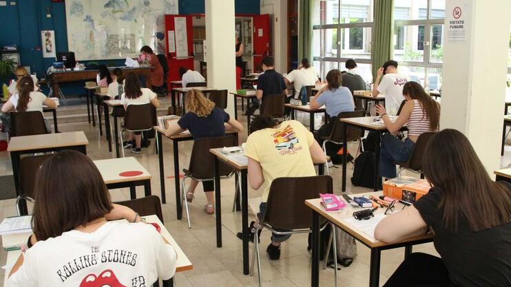Maturità per 4mila studenti reggiani, ma la prof che fa revisionismo in classe non c’è