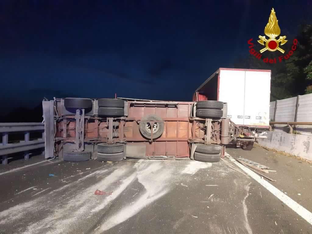 
	Il camion ribaltato in A12

