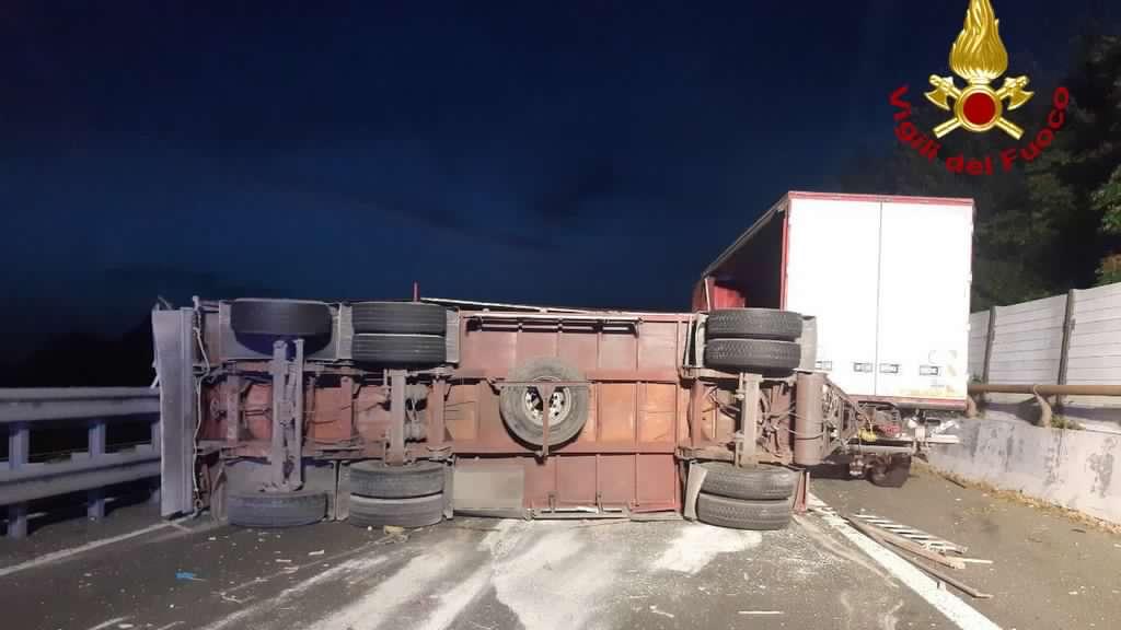 Il camion ribaltato in A12