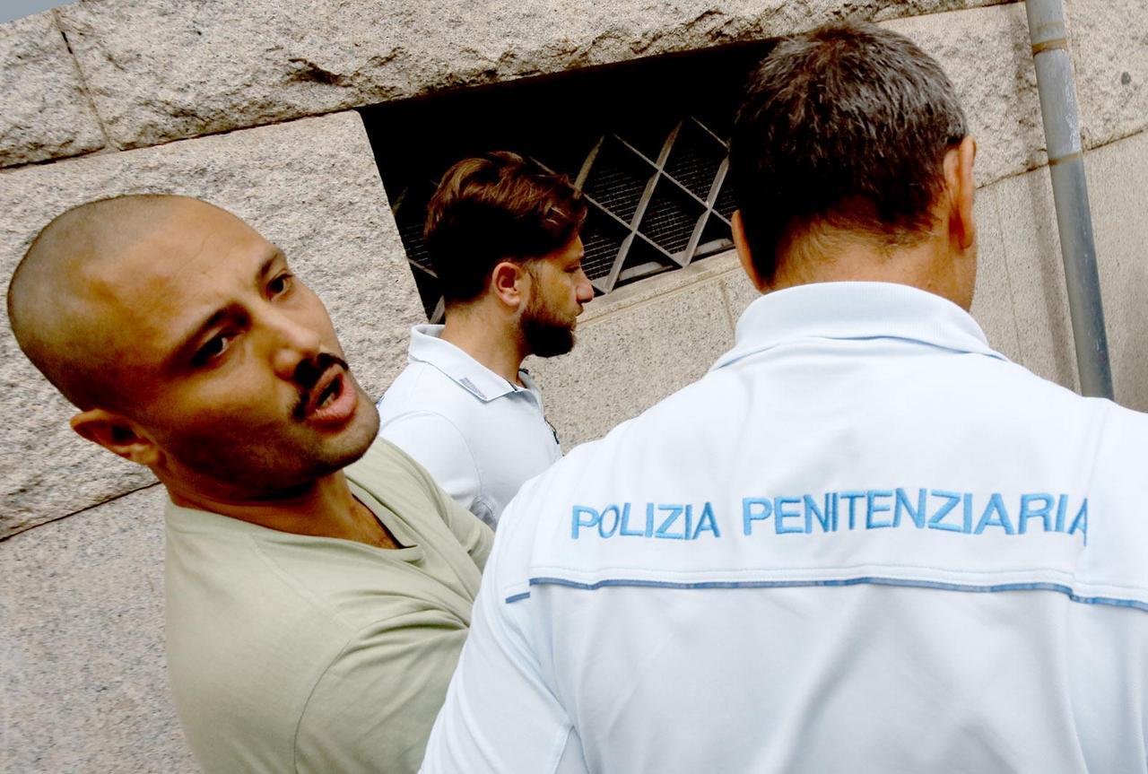 
	Seung all'ingresso del tribunale

