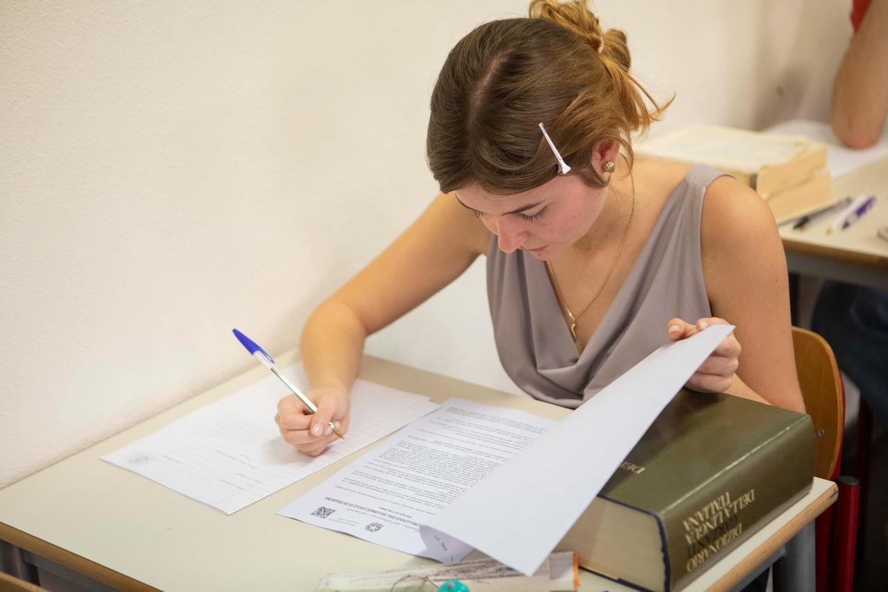 Maturità, le tracce della prima prova: Ungaretti, Pirandello, l’atomica e i social