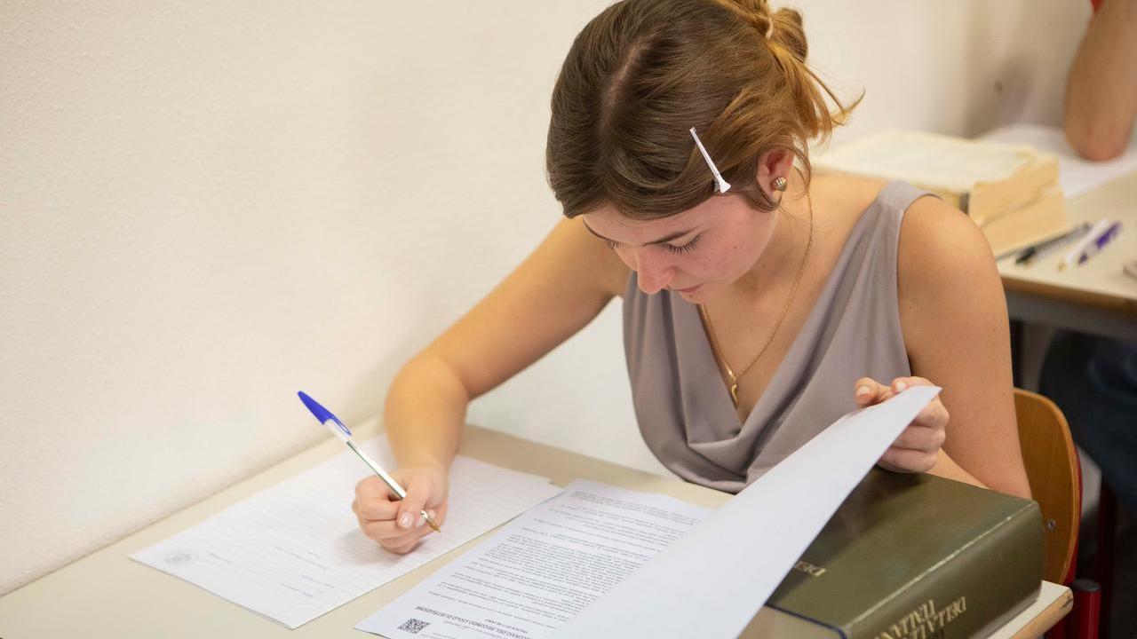 Maturità, le tracce della prima prova: Ungaretti, Pirandello, l’atomica e i social