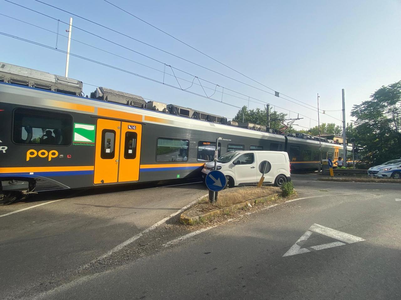 Modena, Scontro Tra Un Furgone E Il Treno Gigetto Al Passaggio A ...