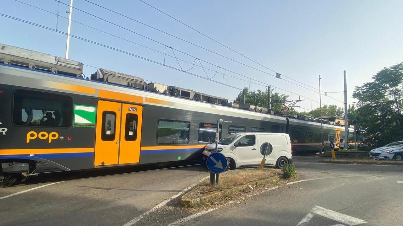 Modena, scontro tra un furgone e il treno Gigetto al passaggio a livello