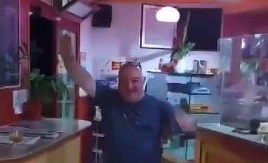 Canta Faccetta Nera al bar a fa il saluto romano, bufera sul candidato di Nonantola