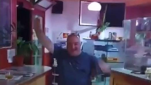 Canta Faccetta Nera al bar a fa il saluto romano, bufera sul candidato di Nonantola