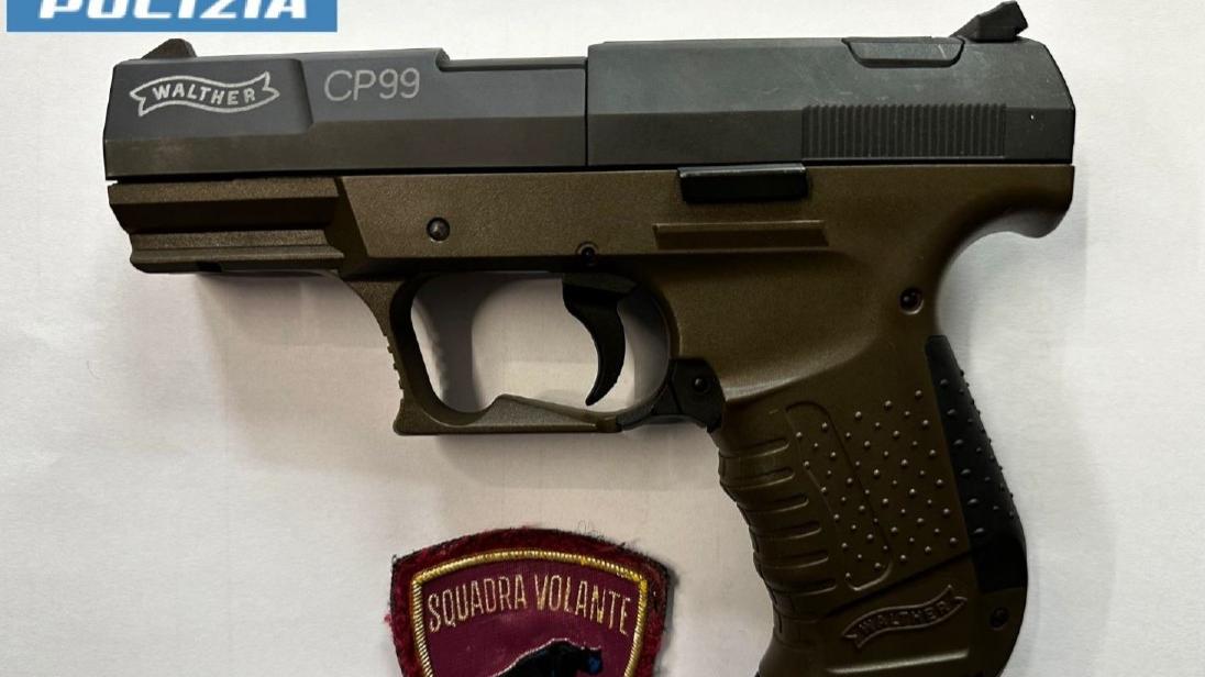 La pistola ad aria compressa sequestrata al quarantenne