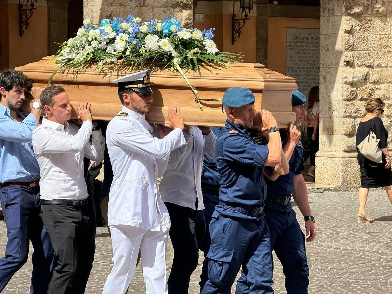 L’addio commosso all’ufficiale morto alla Maddalena