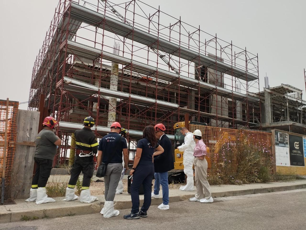 Olbia, operaio precipitato dal ponteggio: sopralluogo del Ris nel cantiere di via Londra