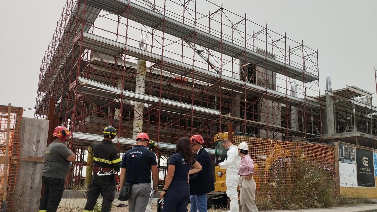 Olbia, operaio precipitato dal ponteggio: sopralluogo del Ris nel cantiere di via Londra