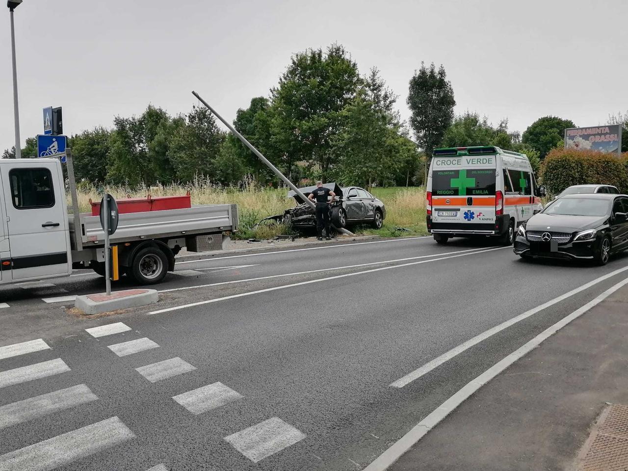 Dopo lo scontro l’auto abbatte un lampione, due feriti