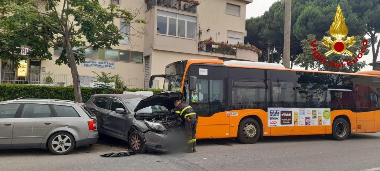 Livorno, si schianta col bus contro le auto in sosta: soccorso l’autista