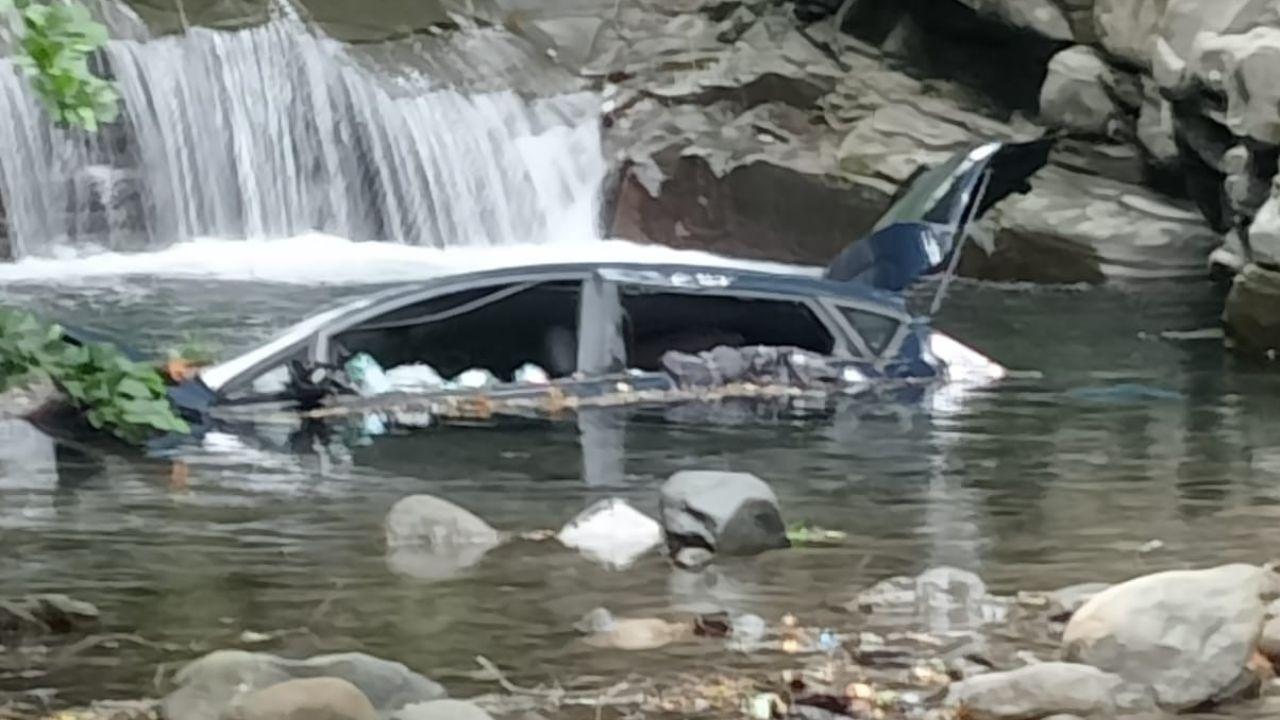 
	L'auto nel fiume

