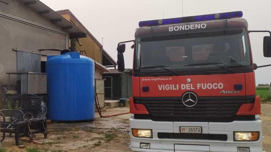 Mucche senz’acqua a Bondeno, allevamento salvato dai pompieri