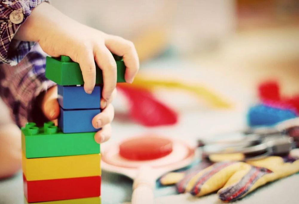 Abusi sessuali gravissimi in un asilo del Ferrarese, l’educatore confessa