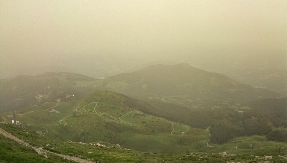 La sabbia rossa invade il monte Cimone sull’Appennino modenese: «Sono le correnti del Sahara»