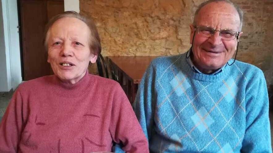 Marito e moglie muoiono a distanza di quaranta minuti. La figlia: «Una vita trascorsa fianco a fianco»
