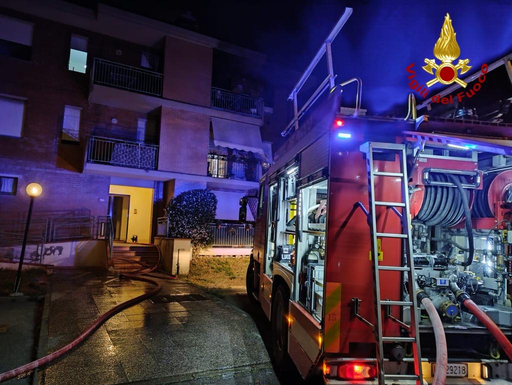 Lucca, fiamme in un appartamento: palazzo evacuato