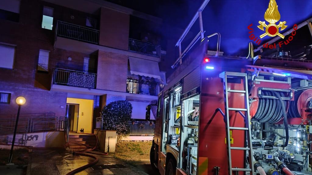 Lucca, fiamme in un appartamento: palazzo evacuato