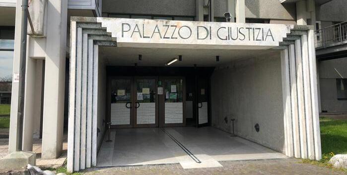 Prato, condannato il padre orco che ha abusato della figlia. La confidenza choc all'insegnante