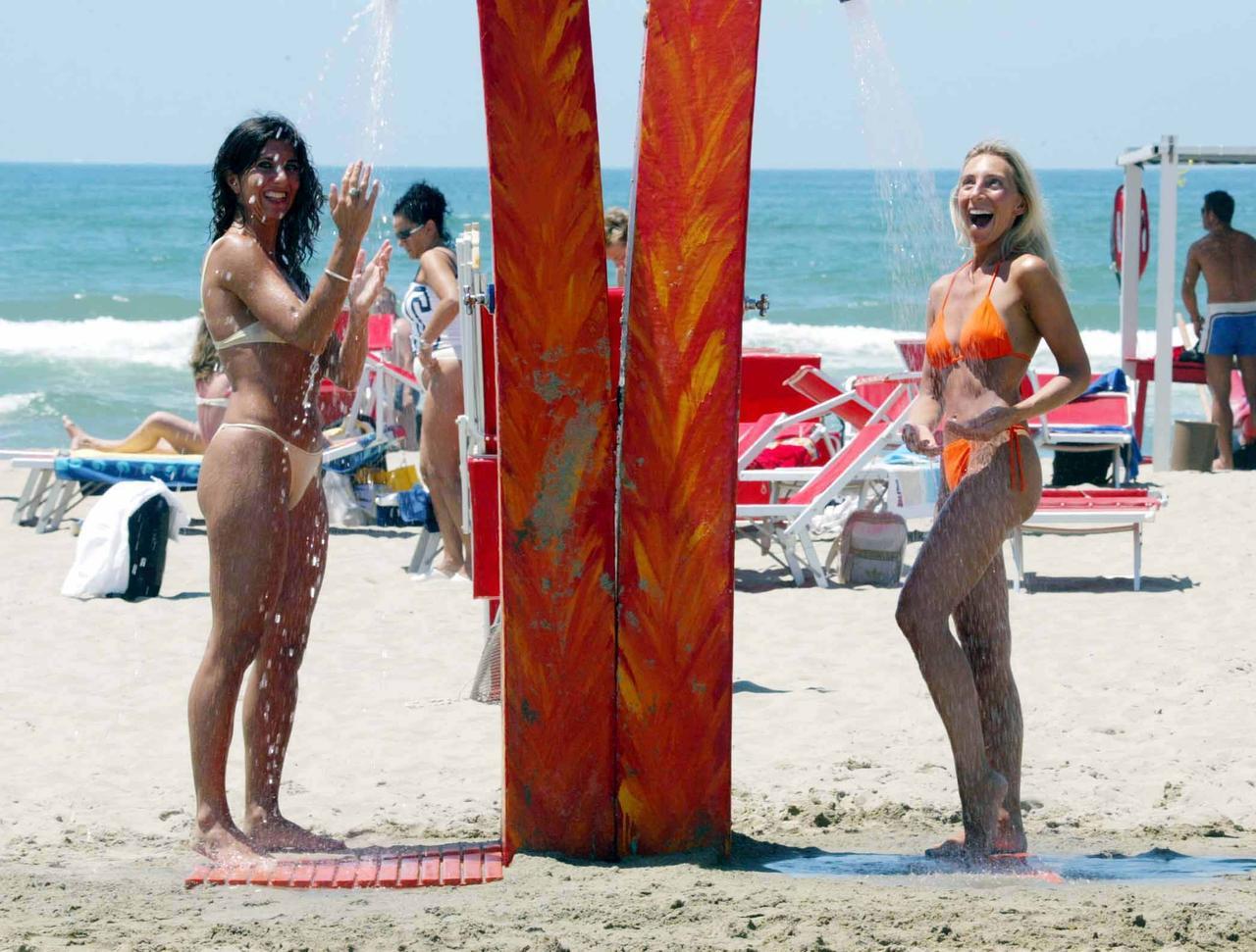 Versilia, caso docce: «Spreco inutile, una follia». Perché i balneari contestano la Regione