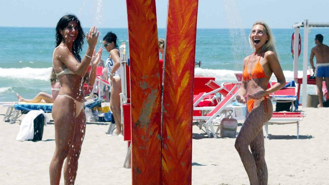Versilia, caso docce: «Spreco inutile, una follia». Perché i balneari contestano la Regione