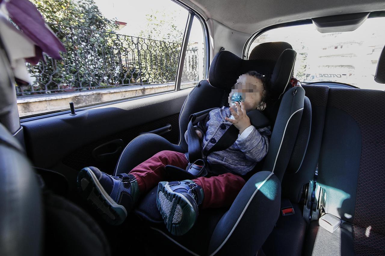 Olbia, bambini dimenticati in auto: gli asili ora avvisano i genitori con un’app