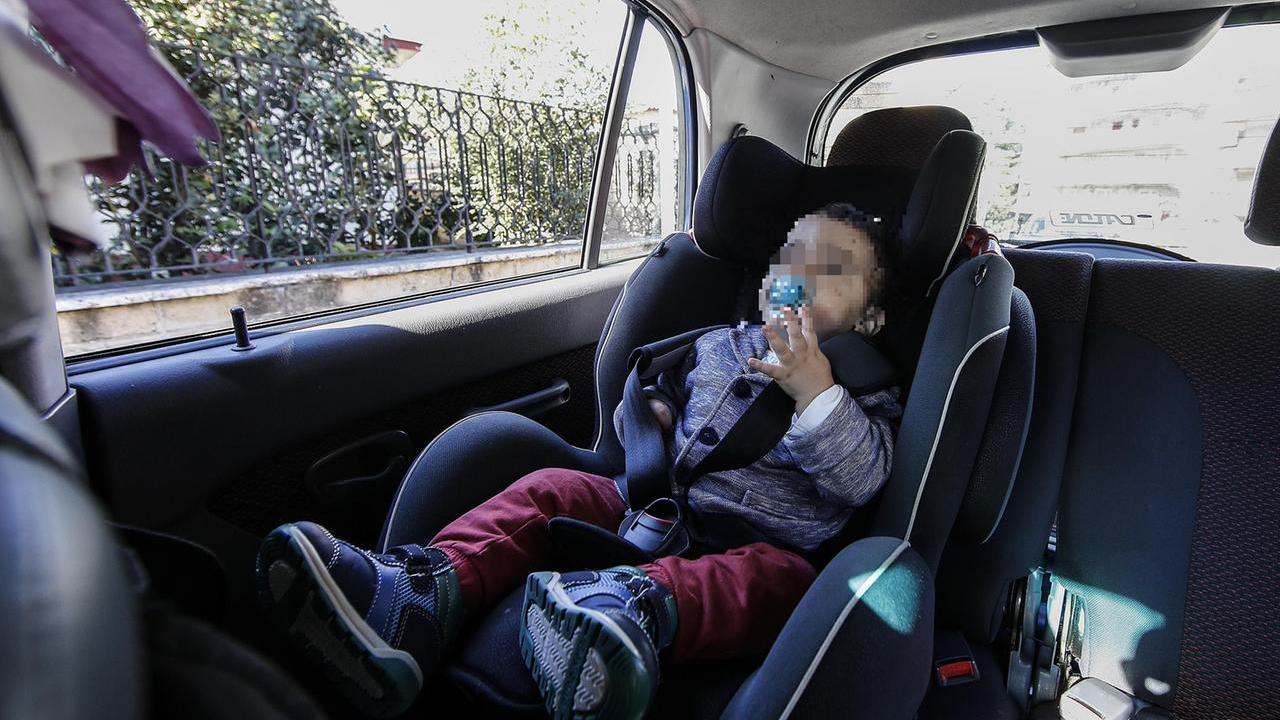 Olbia, bambini dimenticati in auto: gli asili ora avvisano i genitori con un’app